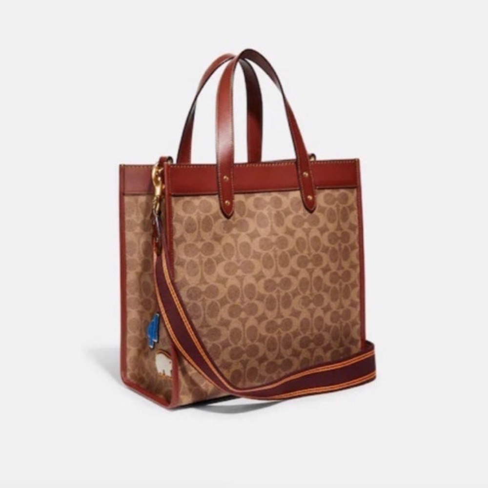 New Coach Field Tote In Signature Canvas With Patches - Picture 4 of 7
